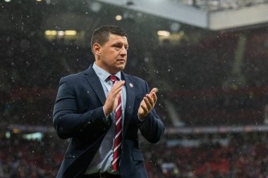 Wigan Warriors 'dan Matt Peet, 12 Ekim 2024' te Old Trafford, Manchester, İngiltere 'de oynanan Wigan Warriors vs Hull KR Süper Lig final karşılaşmasından önce taraftarları kabul ediyor.