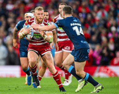 Wigan Warriors 'dan Luke Thompson, 12 Ekim 2024' te Old Trafford, Manchester, İngiltere 'de oynanan Betfred Süper Lig Süper Lig Büyük Finali Wigan Warriors vs Hull KR maçında topu aldı.