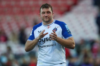 Bath 'dan Ross Molony, 12 Ekim 2024' te İngiltere 'nin Kingsholm Stadyumu' nda oynanan Gloucester Rugby-Bath Rugby maçı sonrasında gezgin taraftarları alkışlıyor.