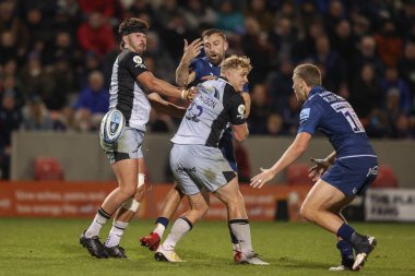 Satış Köpekbalıkları 'ndan Sam Bedlow, 11 Ekim 2024' te Salford Community Stadyumu 'nda Gallagher Premiership maçında topu düşürdü.