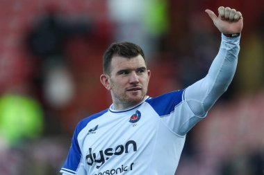 Bath 'dan Ben Spencer, 12 Ekim 2024' te İngiltere 'nin Kingsholm Stadyumu' nda oynanan Gloucester Rugby-Bath Rugby maçında taraftarlara el sallıyor.