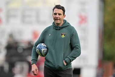 Northampton Saints Rugby Direktörü Phil Dowson Gallagher Premiership maçı öncesinde ısınma turlarını izliyor. Leicester Tigers, Northampton Saints 'e karşı Mattioli Woods Road Stadyumu, Leicester, 12 Ekim 2024