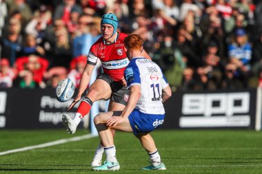 Gloucester 'dan Josh Hathaway, 12 Ekim 2024' te Kingsholm Stadyumu 'nda oynanan Gallagher Premiership karşılaşmasında topu sahaya sürüyor.