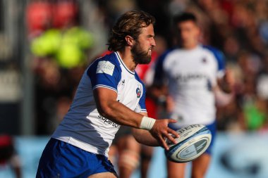 Bath 'dan Tom De Glanville, 12 Ekim 2024' te İngiltere 'nin Gloucester Stadyumu' nda oynanan Gallagher Premiership karşılaşmasında pas veriyor.