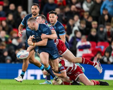Hull KR 'dan James Batchelor, 12 Ekim 2024' te Old Trafford, Manchester, İngiltere 'de oynanan Betfred Süper Lig Süper Lig Finali Wigan Warriors vs Hull KR maçında Wigan Warriors' dan Jake Wardle 'ın top tutuşu sırasında topu düşürdü.