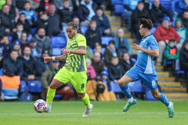 Peterborough United 'dan Ryan De Havilland, Peterborough United' a karşı Peterborough United 'ın 12 Ekim 2024' te Weston Homes Stadyumu 'nda oynadığı maçta topu öne sürüyor.