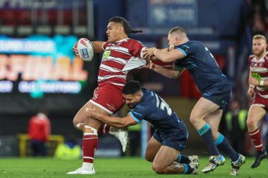 Wigan Warriors 'dan Patrick Mago, Hull KR' dan Kelepi Tanginoa ve Hull KR 'dan James Batchelor tarafından 12 Ekim 2024' te Old Trafford, Manchester, Birleşik Krallık 'ta oynanan Betfred Süper Lig Grand League karşılaşmasında yenildi.