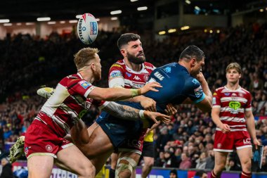 Ryan Hall of Hull KR, 12 Ekim 2024 'te Old Trafford, Manchester, İngiltere' de oynanan Betfred Süper Lig Grand League karşılaşmasında Wigan Warriors vs Hull KR karşılaşmasında temas kurmamak için topu içeriye atıyor.