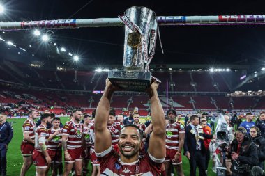 Wigan Savaşçılarından Kruise Leeming, 12 Ekim 2024 'te Old Trafford, Manchester, İngiltere' de oynanan Betfred Süper Lig Süper Lig Büyük Finali Wigan Warriors vs Hull KR maçında Betfred Süper Ligi finalini kaldırdı.