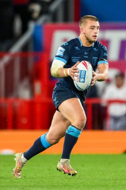 Hull KR 'dan Mikey Lewis, 12 Ekim 2024' te Old Trafford, Manchester, Birleşik Krallık 'ta oynanan Betfred Süper Lig Süper Lig Büyük Finali Wigan Warriors vs Hull KR maçında topa vuruyor.