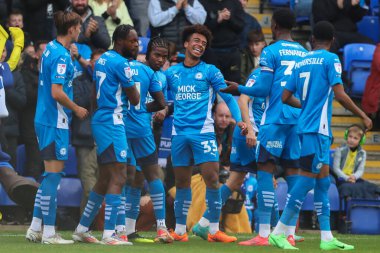 Peterborough United takımından James Dornelly, Peterborough United 'ın 12 Ekim 2024' te Weston Homes Stadyumu, Peterborough 'nda oynadığı 1-0 Peterborough maçında golünü kutluyor.