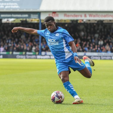Peterborough United takımından Kwame Poku, 12 Ekim 2024 tarihinde Weston Homes Stadyumu, Peterborough, İngiltere 'de oynanan 1.