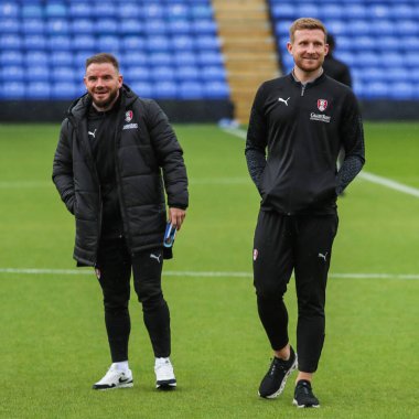 Rotherham United takımından Dillon Phillips ve Rotherham United, 12 Ekim 2024 'te İngiltere' nin başkenti Peterborough Homes Stadyumu 'nda oynanan Sky Bet 1 maçı öncesinde sahada inceleme yapıyorlar.