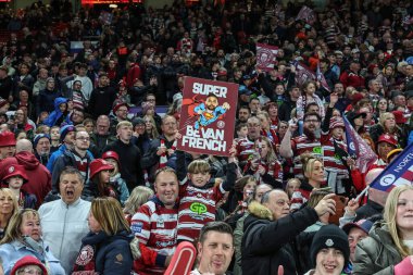 Genç bir Wigan taraftarı, 12 Ekim 2024 'te Old Trafford, Manchester, Birleşik Krallık' ta oynanan Betfred Süper Lig Grand League Finali Wigan Warriors vs Hull KR maçında Bevan French of Wigan Warriors için bir bayrak kaldırıyor.