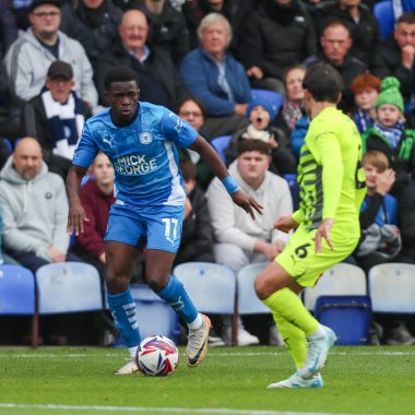 Peterborough United takımından Kwame Poku, 12 Ekim 2024 'te İngiltere' de Weston Homes Stadyumu 'nda oynanan Sky Bet 1 karşılaşmasında Rotherham United' dan Reece James 'in baskısı altında kaldı.