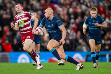 Hull KR 'dan Dean Hadley, 12 Ekim 2024' te Old Trafford, Manchester, İngiltere 'de oynanan Betfred Süper Lig Büyük Lig Finali Wigan Warriors vs Hull KR maçında topu kırıyor.