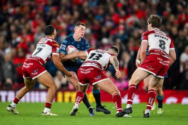 Hull KR 'dan Jack Broadbent, 12 Ekim 2024' te Old Trafford, Manchester, Birleşik Krallık 'ta oynanan Betfred Süper Lig Şampiyonlar Ligi Grand League karşılaşmasında Kruise Leeming ve Kaide Ellis tarafından yenildi.