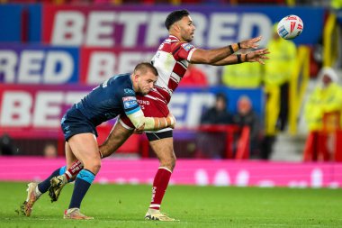 Wigan Warriors 'dan Bevan French, 12 Ekim 2024' te Old Trafford, Manchester, İngiltere 'de oynanan Wigan Warriors vs Hull KR Süper Lig final maçında pas attı.