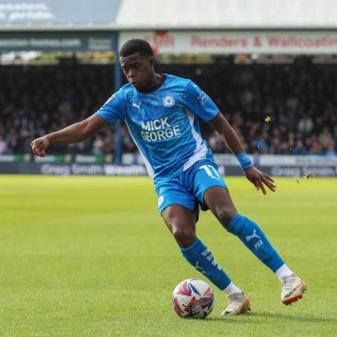 Peterborough United takımından Kwame Poku, 12 Ekim 2024 'te Weston Homes Stadyumu' nda Peterborough United-Rotherham United maçında topu öne çıkardı.