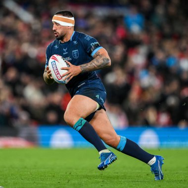 Hull KR 'dan Elliot Minchella, 12 Ekim 2024' te Old Trafford, Manchester, İngiltere 'de oynanan Betfred Süper Lig Süper Lig Büyük Finali Wigan Warriors vs Hull KR maçında topu bırakıyor.