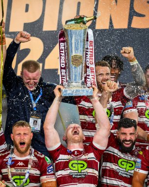 Wigan Warriors 'un oyuncuları, 12 Ekim 2024' te Old Trafford, Manchester, İngiltere 'de oynanan Wigan Warriors vs Hull KR karşılaşmasının ardından kupayı kaldırdılar.