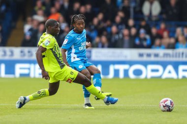 Donay O 'Brien-Brady topu Rotherham United takımının oyuncusu Christ Tiehi' nin baskısıyla Weston Homes Stadyumu, Peterborough, İngiltere 'de oynanan 1.