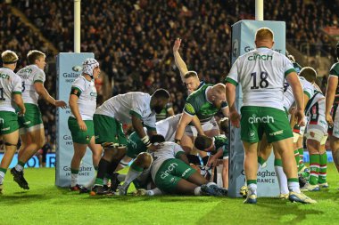 Ollie Hassell-Collins, Leicester Premiership maçında Leicester Tigers 'ın Northampton Saints' e karşı Mattioli Woods Welford Road Stadyumu 'nda 12 Ekim 2024' de oynanan maçta 15-3 Leicester Tigers maçına çıkmaya çalışıyor.