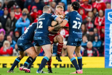 Wigan Warriors 'dan Luke Thompson, 12 Ekim 2024' te Old Trafford, Manchester, Birleşik Krallık 'ta oynanan Betfred Süper Lig Süper Lig Finali Wigan Warriors vs Hull KR maçında James Batchelor ve Hull KR tarafından yenildi.