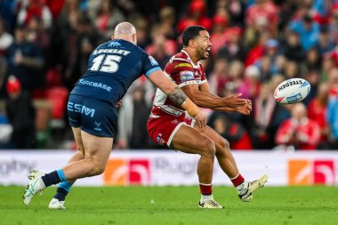 Wigan Warriors 'dan Kruise Leeming, 12 Ekim 2024' te Old Trafford, Manchester, İngiltere 'de oynanan Wigan Warriors - Hull KR maçında topu indirdi.