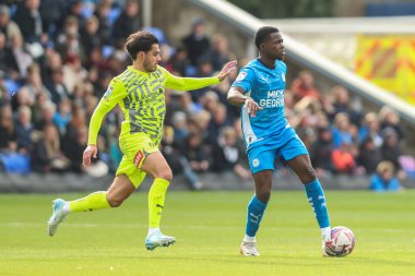 Peterborough United takımından Kwame Poku, 12 Ekim 2024 'te İngiltere' de Weston Homes Stadyumu 'nda oynanan Sky Bet 1 karşılaşmasında Rotherham United' dan Reece James 'in baskısı altında kaldı.