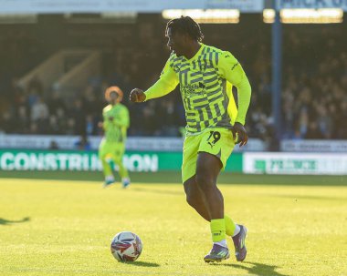 Rotherham United takımından Detlef Esapa Osong topu 12 Ekim 2024 'te İngiltere' nin Peterborough kentindeki Weston Homes Stadyumu 'nda oynanan 1.