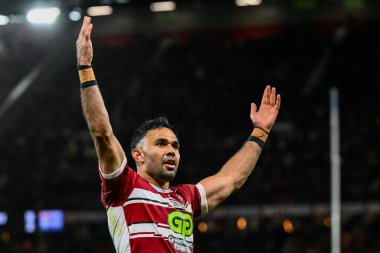 Wigan Warriors 'un Bevan Fransızcası, 12 Ekim 2024' te Old Trafford, Manchester, İngiltere 'de oynanan Betfred Süper Lig Grand League karşılaşmasının ardından takımın zaferini kutluyor.