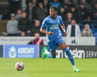 Peterborough United takımından Malik Mothersille topu 12 Ekim 2024 'te Weston Homes Stadyumu' nda Peterborough United ve Rotherham United arasında oynanan Sky Bet 1 karşılaşmasında öne çıkardı.