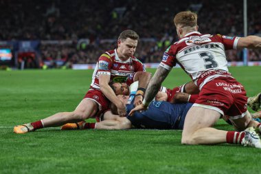 Hull KR 'dan Mikey Lewis, 12 Ekim 2024' te Old Trafford, Manchester, İngiltere 'de oynanan Betfred Süper Lig Grand League karşılaşmasında deneme çizgisinde Wigan Warriors vs Hull KR' a karşı.