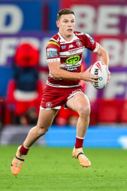 Wigan Warriors 'un Jai Field' ı 12 Ekim 2024 'te Old Trafford, Manchester, İngiltere' de oynanan Wigan Warriors vs Hull KR Süper Lig final karşılaşmasında topu aldı.