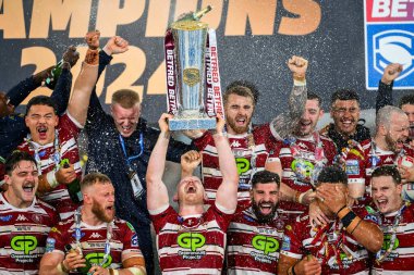 Wigan Warriors 'un oyuncuları, 12 Ekim 2024' te Old Trafford, Manchester, İngiltere 'de oynanan Wigan Warriors vs Hull KR karşılaşmasının ardından kupayı kaldırdılar.