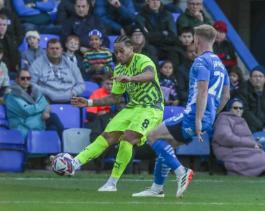 Sam Nombe topu Peterborough United 'dan Jack Sparkes' ın baskısıyla Weston Homes Stadyumu, Peterborough, İngiltere 'de 12 Ekim 2024' te oynanan 1.