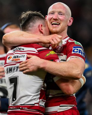 Wigan Warriors 'dan Harry Smith ve Liam Farrell, 12 Ekim 2024' te Old Trafford, Manchester, İngiltere 'de oynanan Betfred Süper Lig Süper Lig Grand League karşılaşmasının ardından takım zaferini kutluyorlar.