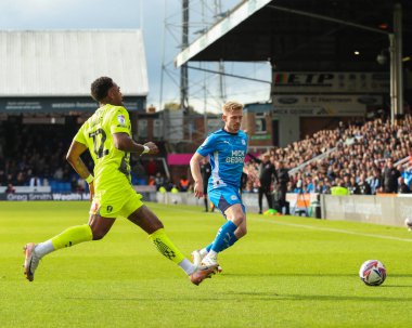 Peterborough United takımından Jack Sparkes, 12 Ekim 2024 'te İngiltere' nin Peteron Homes Stadyumu 'nda oynanan Sky Bet 1 karşılaşmasında Rotherham United takımından Mallik Wilks' in baskısıyla karşı karşıya kaldı.