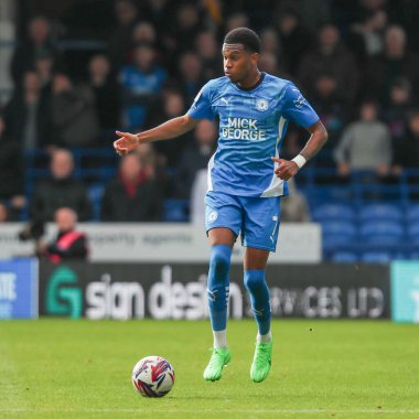 Peterborough United takımından Malik Mothersille topu 12 Ekim 2024 'te Weston Homes Stadyumu' nda Peterborough United ve Rotherham United arasında oynanan Sky Bet 1 karşılaşmasında öne çıkardı.