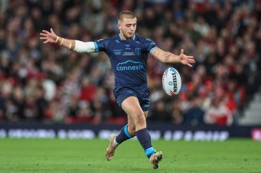 Hull KR 'dan Mikey Lewis, 12 Ekim 2024' te Old Trafford, Manchester, İngiltere 'de oynanan Betfred Süper Lig Grand League maçında topu gol çizgisine doğru atıyor.