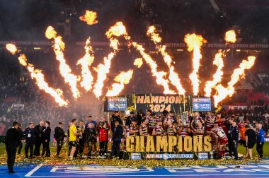 Wigan Warriors 'un oyuncuları, 12 Ekim 2024' te Old Trafford, Manchester, İngiltere 'de oynanan Wigan Warriors vs Hull KR karşılaşmasının ardından kupayı kaldırdılar.