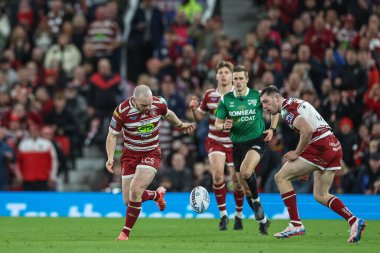 Wigan Warriors 'dan Liam Marshall, 12 Ekim 2024' te Old Trafford, Manchester, İngiltere 'de oynanan Betfred Süper Lig Süper Lig Grand League maçında Wigan Warriors vs Hull KR maçında topu düşürüyor.