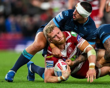 Wigan Warriors 'dan Luke Thompson, Hull KR' dan Elliot Minchella tarafından 12 Ekim 2024 'te Old Trafford, Manchester, Birleşik Krallık' ta oynanan Betfred Süper Lig Grand League karşılaşmasında yenildi.