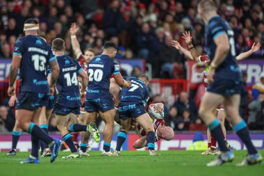 Wigan Warriors 'dan Liam Farrell, Hull KR' dan Mikey Lewis ile birlikte 12 Ekim 2024 'te Old Trafford, Manchester, Birleşik Krallık' ta oynanan Betfred Süper Lig Grand League karşılaşmasında sona erdi.