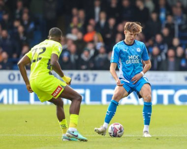 Peterborough United takımından Oscar Wallin topu Rotherham United takımından Hakeem Odoffin 'in baskısı altında Peterborough United' a karşı Rotherham United maçında Weston Homes Stadyumu, Peterborough, İngiltere 'de 12 Ekim 2024' de oynanan maçta pas attı.