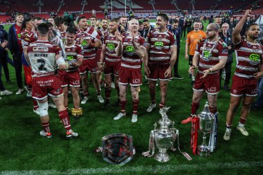Liam Farrell, Betfred Süper Lig finalini kazandıktan sonra Wigan Warriors, Old Trafford, Manchester, İngiltere 'de 12 Ekim 2024' te Hull KR 'a karşı oynadığı Betfred Süper Lig Grand Final maçında Wigan taraftarlarını alkışlıyor.