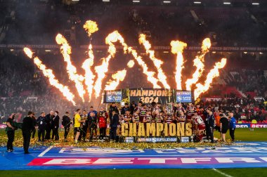 Wigan Warriors 'un oyuncuları, 12 Ekim 2024' te Old Trafford, Manchester, İngiltere 'de oynanan Wigan Warriors vs Hull KR karşılaşmasının ardından kupayı kaldırdılar.