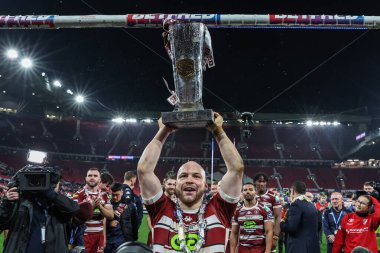 Wigan Warriors 'dan Liam Marshall, 12 Ekim 2024' te Old Trafford, Manchester, İngiltere 'de oynanan Betfred Süper Lig Süper Lig Büyük Finali' nde Wigan Warriors vs Hull KR maçında Betfred Süper Lig finalini kaldırdı.
