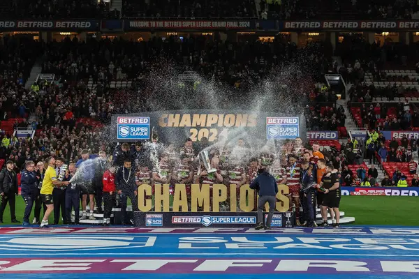 Wigan Warriors, 12 Ekim 2024 'te Old Trafford, Manchester, İngiltere' de oynanan Betfred Süper Lig Süper Lig Büyük Finali Wigan Warriors vs Hull KR maçında Betfred Süper Lig Finali 'ni kaldırdı.